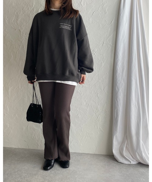 She's Closet(シーズクローゼット)の「裏起毛 ビッグシルエット バックフォトプリント 長袖トレーナー スウェット(スウェット・レディース・モカ/スミクロ/チャコールグレー×パープル/アイボリー・FREE)」の14枚目の写真