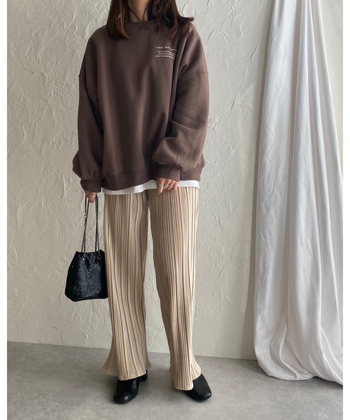 She's Closet(シーズクローゼット)の「裏起毛 ビッグシルエット バックフォトプリント 長袖トレーナー スウェット(スウェット・レディース・モカ/スミクロ/チャコールグレー×パープル/アイボリー・FREE)」の15枚目の写真