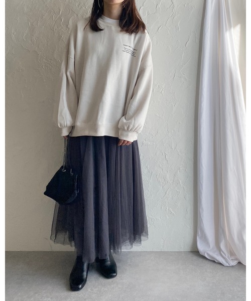 She's Closet(シーズクローゼット)の「裏起毛 ビッグシルエット バックフォトプリント 長袖トレーナー スウェット(スウェット・レディース・モカ/スミクロ/チャコールグレー×パープル/アイボリー・FREE)」の16枚目の写真