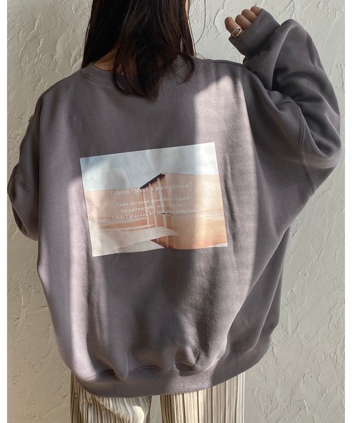 She's Closet(シーズクローゼット)の「裏起毛 ビッグシルエット バックフォトプリント 長袖トレーナー スウェット(スウェット・レディース・モカ/スミクロ/チャコールグレー×パープル/アイボリー・FREE)」の20枚目の写真