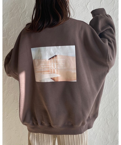 She's Closet(シーズクローゼット)の「裏起毛 ビッグシルエット バックフォトプリント 長袖トレーナー スウェット(スウェット・レディース・モカ/スミクロ/チャコールグレー×パープル/アイボリー・FREE)」の21枚目の写真