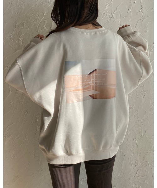 She's Closet(シーズクローゼット)の「裏起毛 ビッグシルエット バックフォトプリント 長袖トレーナー スウェット(スウェット・レディース・モカ/スミクロ/チャコールグレー×パープル/アイボリー・FREE)」の22枚目の写真