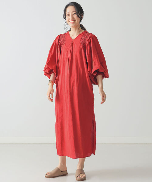 KIIRA（キーラ）の「KiiRA / スモッキング ワンピース（ワンピース・レディース・オフホワイト/オレンジ系その他6・ONE SIZE）」の11枚目の写真