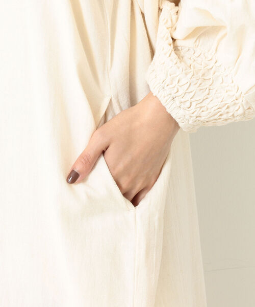 KIIRA（キーラ）の「KiiRA / スモッキング ワンピース（ワンピース・レディース・オフホワイト/オレンジ系その他6・ONE SIZE）」の4枚目の写真