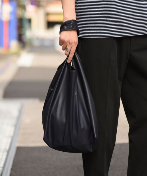 SHIPS（シップス）の「【WEB限定】SHIPS: Synthetic Leather エコバッグ（エコバッグ/サブバッグ・メンズ・ブラック/ベージュ/ネイビー・ONE SIZE）」の3枚目の写真