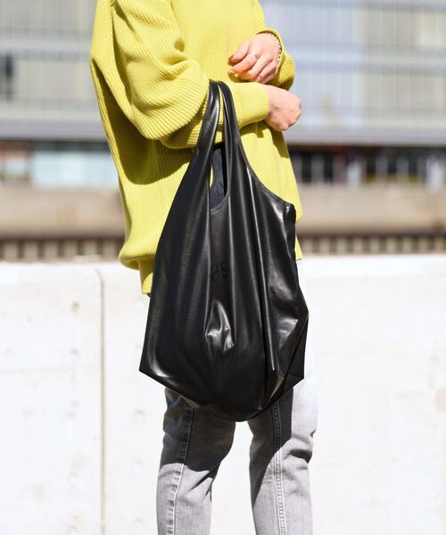 SHIPS（シップス）の「【WEB限定】SHIPS: Synthetic Leather エコバッグ（エコバッグ/サブバッグ・メンズ・ブラック/ベージュ/ネイビー・ONE SIZE）」の2枚目の写真