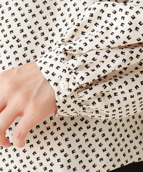 DRESKIP(ドレスキップ)の「◆パール調釦お袖ボリュームブラウス(シャツ/ブラウス・レディース・ダークオレンジ/ブラック系/ベージュ系その他7/ホワイト系3/ブラック・02/04/03)」の14枚目の写真