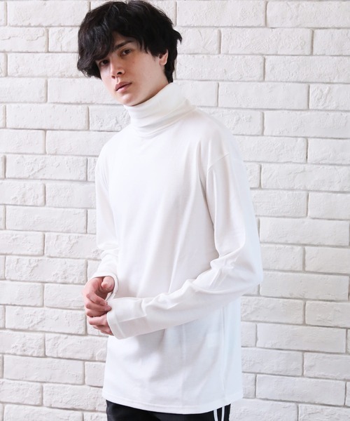 Beno(ビーノ)の「タートルネック マイクロスムース ロングスリーブ カットソー(Tシャツ/カットソー・メンズ・グレー/ベージュ/ブラック/オフホワイト・L/M/XL)」の2枚目の写真