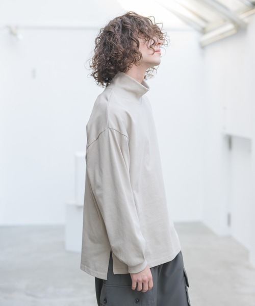 CASPER JOHN(キャスパージョン)の「Heavy weight mock neck loose long T-shirts/ヘビーウェイトモックネックルーズロンT(Tシャツ/カットソー・メンズ・ホワイト/チャコールグレー/ブラック/ベージュ/グレー・SMALL/MEDIUM/LARGE)」の5枚目の写真