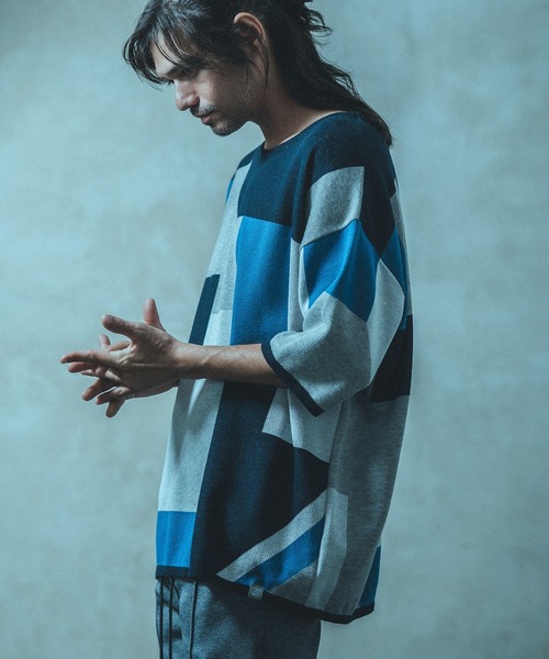 ANGENEHM（アンゲネーム）の「mn2516- ブロッキングサマーニットプルオーバー (MADE IN JAPAN) ニット（Tシャツ/カットソー・メンズ・ブルー/グレー/ブラウン・S/M/L）」の5枚目の写真