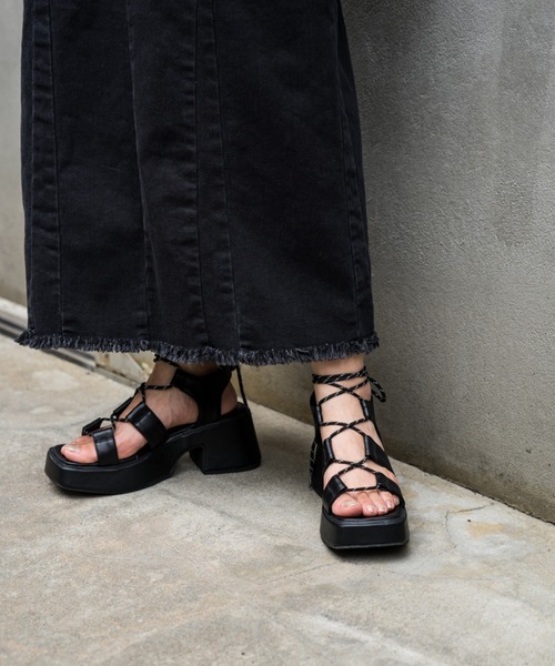 Kastane（カスタネ）の「バルキーレースアップサンダル（サンダル・レディース・アイボリー/ブラック・L/M）」の14枚目の写真