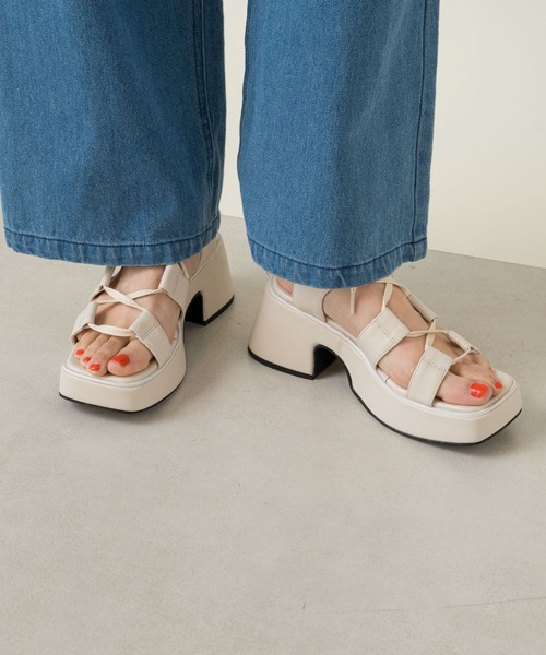 Kastane（カスタネ）の「バルキーレースアップサンダル（サンダル・レディース・アイボリー/ブラック・L/M）」の3枚目の写真