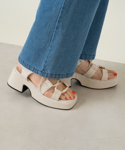 Kastane（カスタネ）の「バルキーレースアップサンダル（サンダル・レディース・アイボリー/ブラック・L/M）」の7枚目の写真