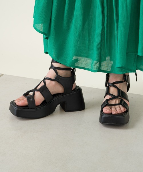 Kastane（カスタネ）の「バルキーレースアップサンダル（サンダル・レディース・アイボリー/ブラック・L/M）」の4枚目の写真