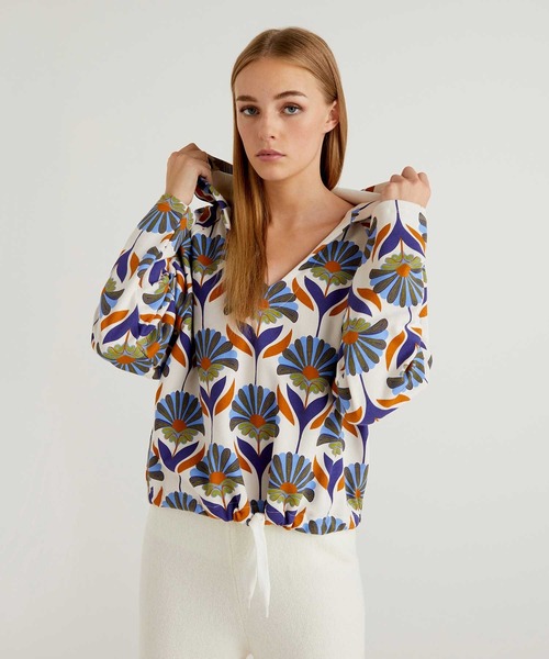 BENETTON (UNITED COLORS OF BENETTON)(ベネトンユナイテッドカラーズオブベネトン)の「フード付きドロスト総柄スウェットトップス(スウェット・レディース・ブラウン/ホワイト系その他・LARGE/MEDIUM/SMALL/X-SMALL)」の5枚目の写真