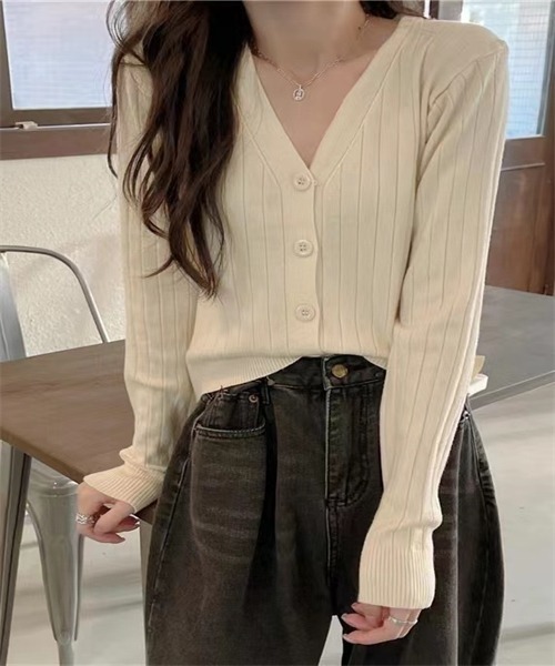 Dream garden（ドリームガーデン）の「Vネック　ニットカーディガン（カーディガン/ボレロ・レディース・ホワイト/ライトグレー/ブラック/ベージュ/ピンク/ボルドー/ライトベージュ/オリーブ/パープル/ブルー/キャメル/イエロー・FREE）」の6枚目の写真