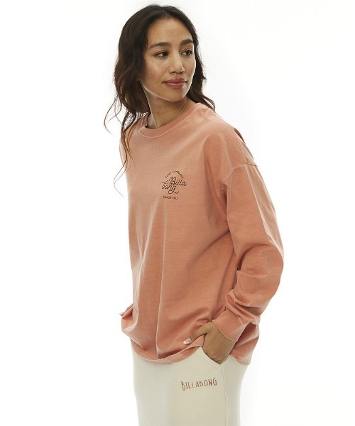 BILLABONG（ビラボン）の「BILLABONG レディース CLEAN SCRIPT LOGO LS TEE ロンＴ 【2022年秋冬モデル】/ビラボン長袖ロンT（Tシャツ/カットソー・レディース・ライトブルー/ブラック/オフホワイト/レンガ・MEDIUM/LARGE）」の12枚目の写真
