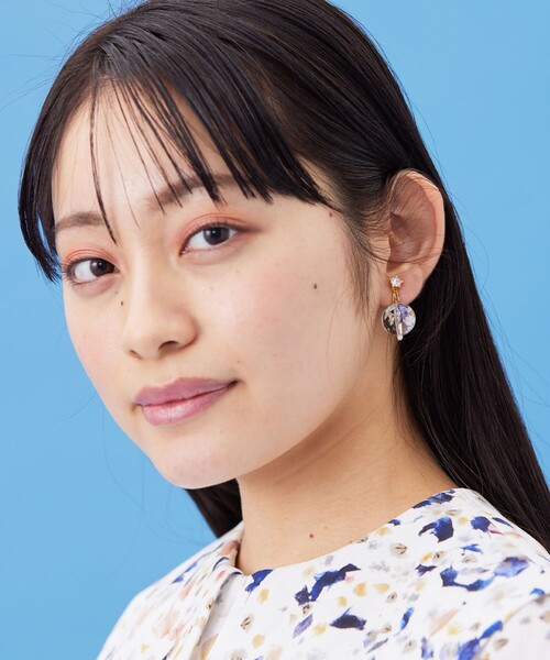ANEVER(アンエバー)の「CRYSTAL フラワー イヤリング(イヤリング・レディース・ゴールド系/シルバー系・F)」の3枚目の写真