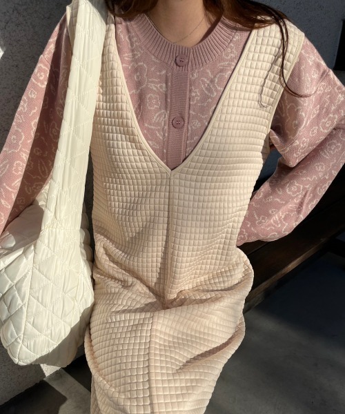 nemne store（ネンネストア）の「【低身長用サイズあり】ぽこぽこジャガードVスリットワンピース（ワンピース・レディース・アイボリー/ブラック・SMALL/MEDIUM）」の5枚目の写真