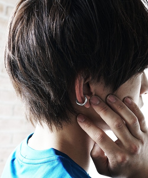 MinoriTY（マイノリティ）の「【MinoriTY】ツイストラインイヤーカフ メンズ ウィメンズ ユニセックス（イヤーカフ・メンズ・シルバー/ゴールド/グレー/ピンクゴールド/ブラック/ゴールド系その他/パープル・FREE）」の17枚目の写真