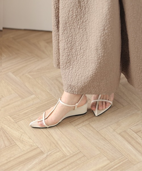 La-gemme（ラジェム）の「クロスストラップサンダル（サンダル・レディース・ゴールド/ベージュ/ブラック/シルバー・35/36/37/38/39）」の2枚目の写真