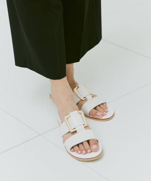un/neu(アンノイ)の「バックルベルトサンダル(サンダル・レディース・アイボリー/ブラック・SMALL/MEDIUM/LARGE)」の2枚目の写真