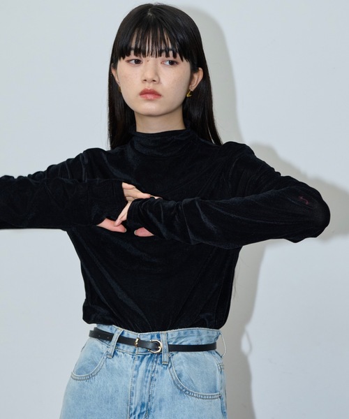 THE YOn（ザヨン）の「シアーベロアフィンガーホールトップス（Tシャツ/カットソー・レディース・ターコイズブルー/ブラック/アイボリー/コーラルピンク/グレイッシュベージュ・FREE）」の3枚目の写真