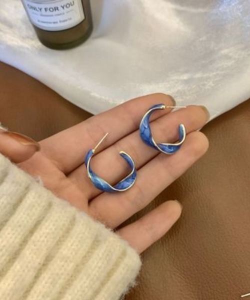 yu-ka（ユーカ）の「YU-KA:ツイストピアス（ピアス（両耳用）・レディース・ブルー/ホワイト・FREE）」の2枚目の写真