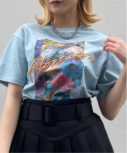 one way（ワンウェイ）の「フラワーグラフィックプリントTシャツ（Tシャツ/カットソー・レディース・ホワイト/アッシュグレー/サックスブルー/スミクロ/ホワイト×ブルー・FREE）」の5枚目の写真