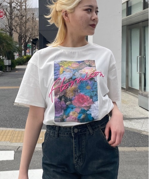 one way（ワンウェイ）の「フラワーグラフィックプリントTシャツ（Tシャツ/カットソー・レディース・ホワイト/アッシュグレー/サックスブルー/スミクロ/ホワイト×ブルー・FREE）」の9枚目の写真