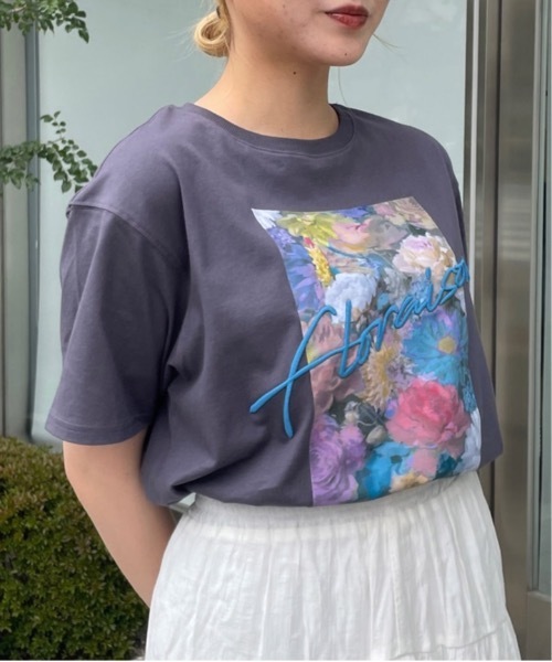 one way（ワンウェイ）の「フラワーグラフィックプリントTシャツ（Tシャツ/カットソー・レディース・ホワイト/アッシュグレー/サックスブルー/スミクロ/ホワイト×ブルー・FREE）」の18枚目の写真