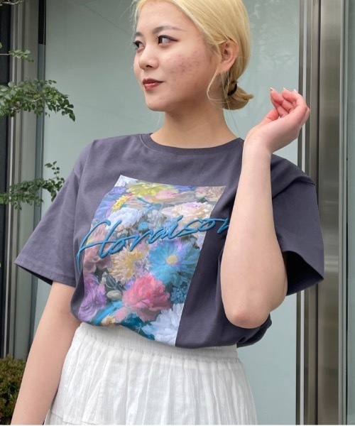 one way（ワンウェイ）の「フラワーグラフィックプリントTシャツ（Tシャツ/カットソー・レディース・ホワイト/アッシュグレー/サックスブルー/スミクロ/ホワイト×ブルー・FREE）」の17枚目の写真