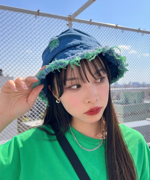 Loueme(ルエム)の「カラーフリンジクラッシュデニムバケットハット(ハット・レディース・イエロー/オレンジ/ピンク/グリーン・FREE)」の2枚目の写真