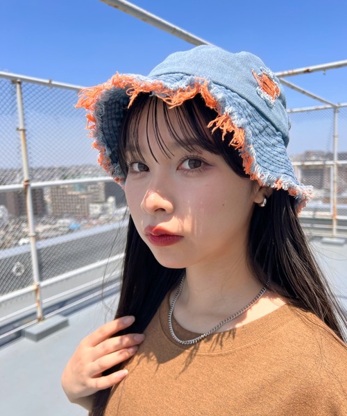 Loueme(ルエム)の「カラーフリンジクラッシュデニムバケットハット(ハット・レディース・イエロー/オレンジ/ピンク/グリーン・FREE)」の5枚目の写真