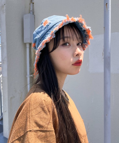 Loueme(ルエム)の「カラーフリンジクラッシュデニムバケットハット(ハット・レディース・イエロー/オレンジ/ピンク/グリーン・FREE)」の7枚目の写真