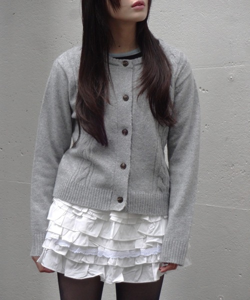 FEKETE（フェケテ）の「CABLE KNIT CARDIGAN / ケーブルニットカーディガン（カーディガン/ボレロ・レディース・ピンク/グレー/アイボリー・MEDIUM/SMALL/LARGE）」の9枚目の写真