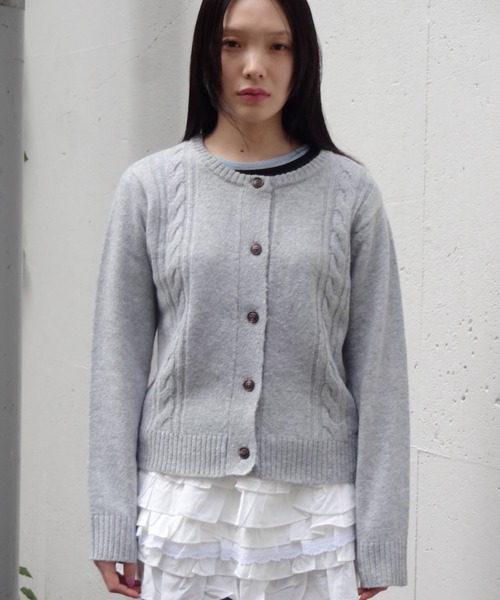 FEKETE（フェケテ）の「CABLE KNIT CARDIGAN / ケーブルニットカーディガン（カーディガン/ボレロ・レディース・ピンク/グレー/アイボリー・MEDIUM/SMALL/LARGE）」の5枚目の写真