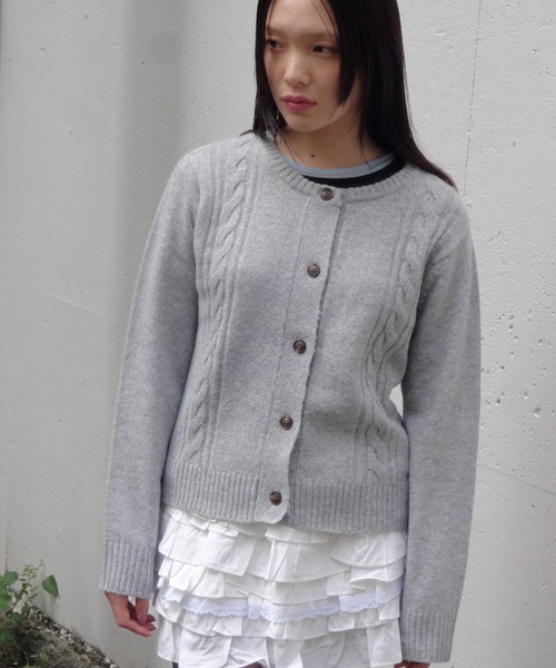 FEKETE（フェケテ）の「CABLE KNIT CARDIGAN / ケーブルニットカーディガン（カーディガン/ボレロ・レディース・ピンク/グレー/アイボリー・MEDIUM/SMALL/LARGE）」の7枚目の写真