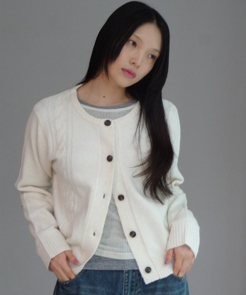 FEKETE（フェケテ）の「CABLE KNIT CARDIGAN / ケーブルニットカーディガン（カーディガン/ボレロ・レディース・ピンク/グレー/アイボリー・MEDIUM/SMALL/LARGE）」の18枚目の写真