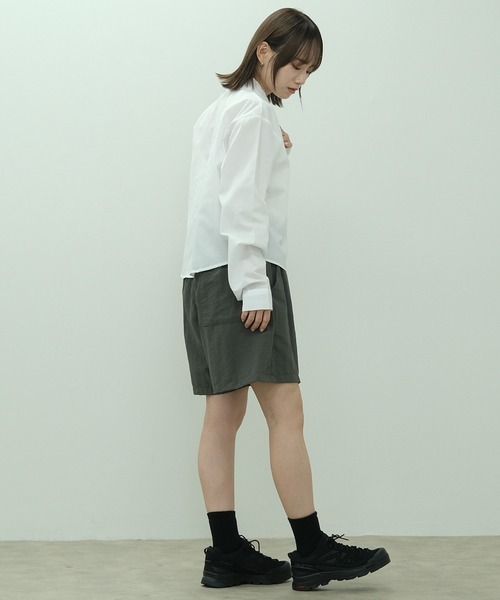 HEILIS(ヘイリス)の「クロップド丈ロングスリーブシャツ / 秋服 冬服 春服 ショート丈 長袖 短丈 レギュラーカラー 韓国 ノームコア ブルー オフホワイト イエロー レイヤード(シャツ/ブラウス・レディース・ブルー/ホワイト/イエロー・FREE)」の5枚目の写真