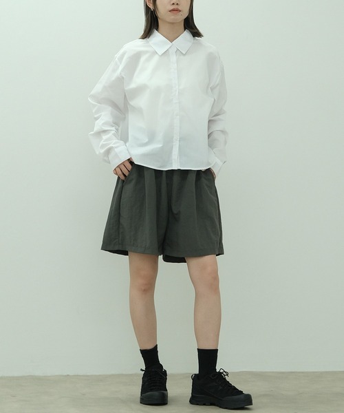 HEILIS(ヘイリス)の「クロップド丈ロングスリーブシャツ / 秋服 冬服 春服 ショート丈 長袖 短丈 レギュラーカラー 韓国 ノームコア ブルー オフホワイト イエロー レイヤード(シャツ/ブラウス・レディース・ブルー/ホワイト/イエロー・FREE)」の4枚目の写真