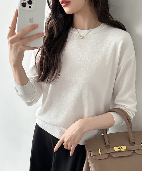 COCOMOMO（ココモモ）の「オンオフ着回せるきれいめニット クルーネックニット 長袖 ヤク風ニット ニット トップス オフィスカジュアル ジャケット合わせ 春服 秋服 冬服（ニット/セーター・レディース・ピンク/レッド/ホワイト/イエロー系/ネイビー/ベージュ/ライトブラウン/ブラック/テラコッタ/グリーン/グレー/ブラウン/パープル・FREE）」の2枚目の写真