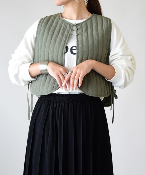 and it_（アンドイット）の「キルティングショートジレ（ベスト・レディース・ダークベージュ/アイボリー/カーキ/ブラック・M-L）」の4枚目の写真