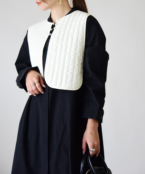 and it_（アンドイット）の「キルティングショートジレ（ベスト・レディース・ダークベージュ/アイボリー/カーキ/ブラック・M-L）」の2枚目の写真