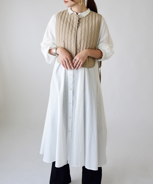 and it_（アンドイット）の「キルティングショートジレ（ベスト・レディース・ダークベージュ/アイボリー/カーキ/ブラック・M-L）」の13枚目の写真