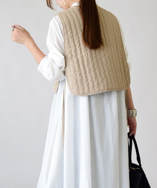 and it_（アンドイット）の「キルティングショートジレ（ベスト・レディース・ダークベージュ/アイボリー/カーキ/ブラック・M-L）」の14枚目の写真