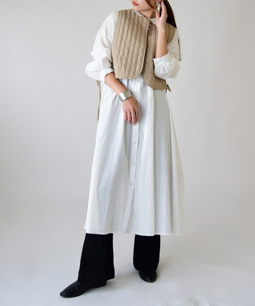 and it_（アンドイット）の「キルティングショートジレ（ベスト・レディース・ダークベージュ/アイボリー/カーキ/ブラック・M-L）」の15枚目の写真