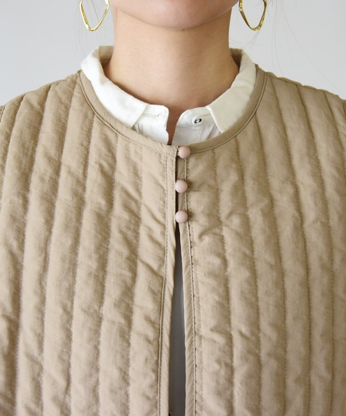 and it_（アンドイット）の「キルティングショートジレ（ベスト・レディース・ダークベージュ/アイボリー/カーキ/ブラック・M-L）」の16枚目の写真