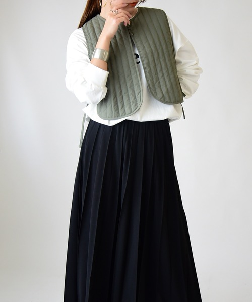 and it_（アンドイット）の「キルティングショートジレ（ベスト・レディース・ダークベージュ/アイボリー/カーキ/ブラック・M-L）」の17枚目の写真