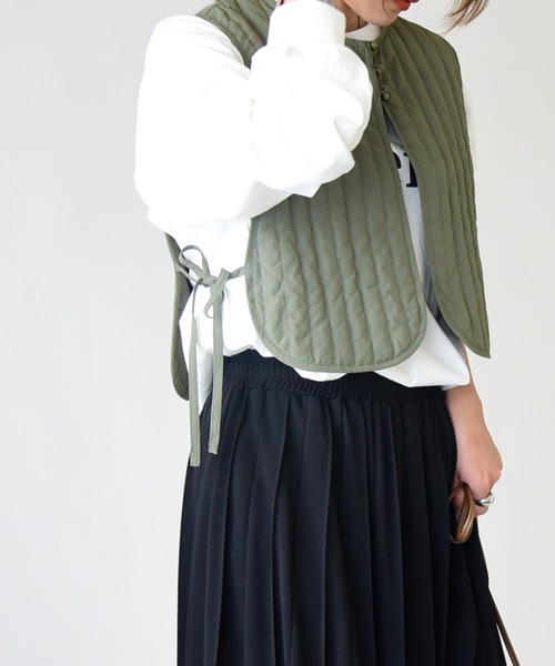 and it_（アンドイット）の「キルティングショートジレ（ベスト・レディース・ダークベージュ/アイボリー/カーキ/ブラック・M-L）」の19枚目の写真